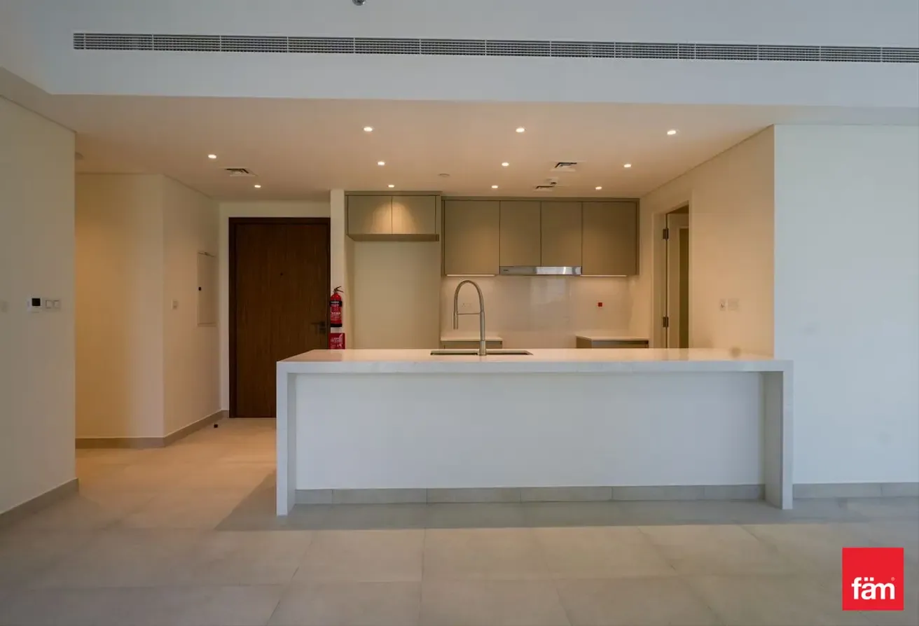 PARK VIEW | BRIGHT LAYOUT | Vacant