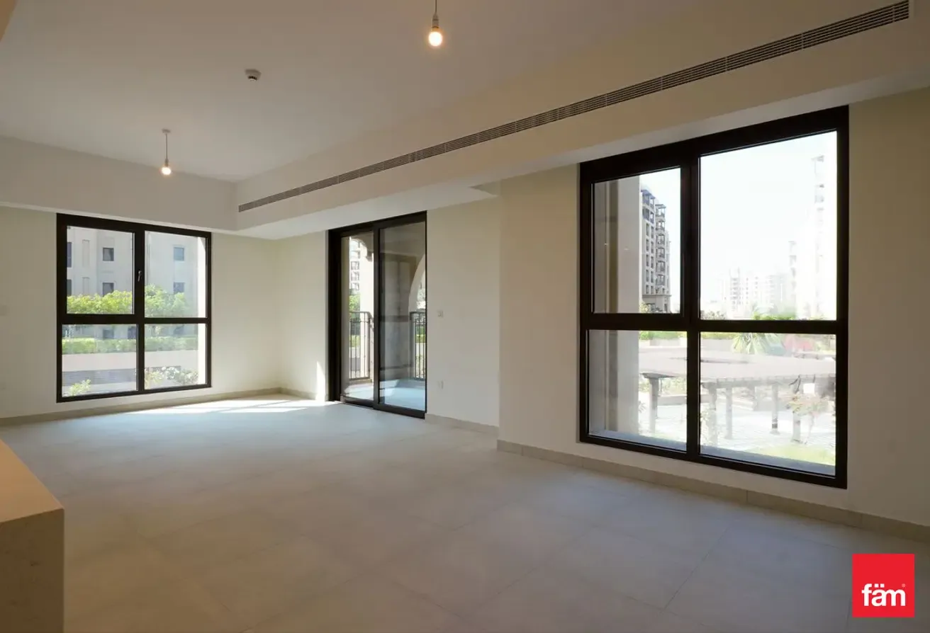 PARK VIEW | BRIGHT LAYOUT | Vacant