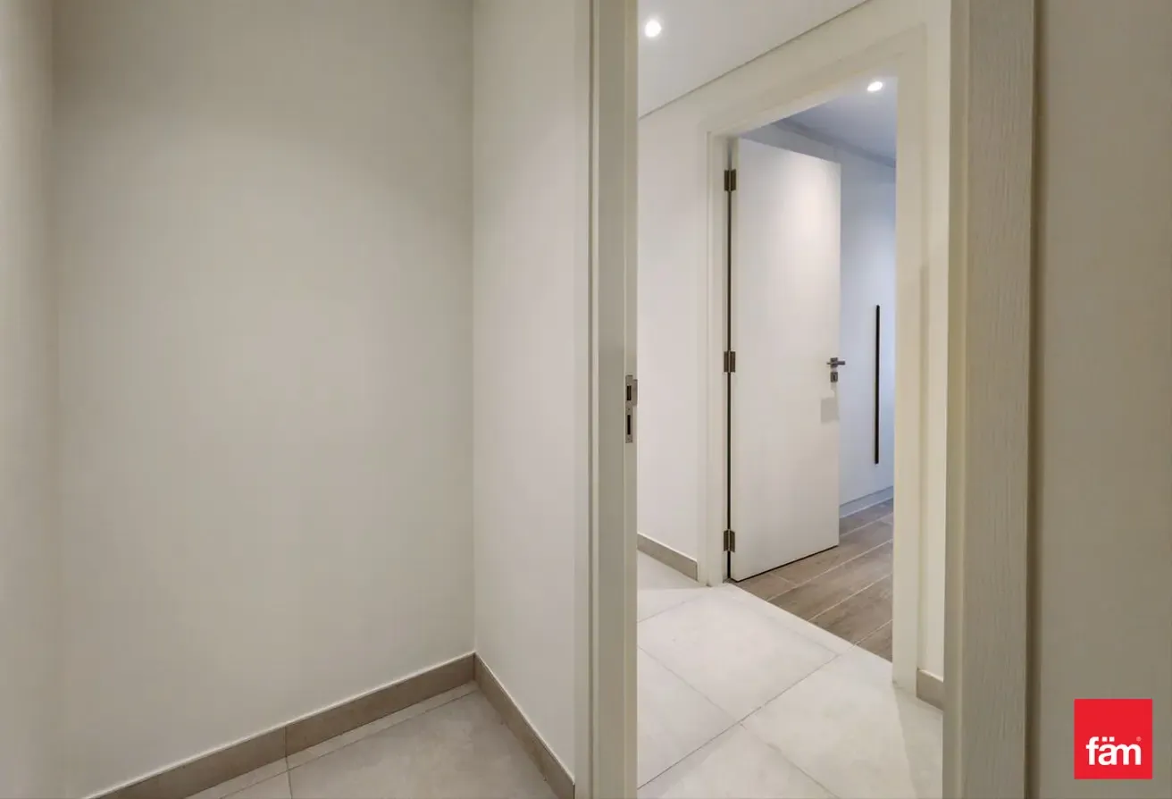 PARK VIEW | BRIGHT LAYOUT | Vacant
