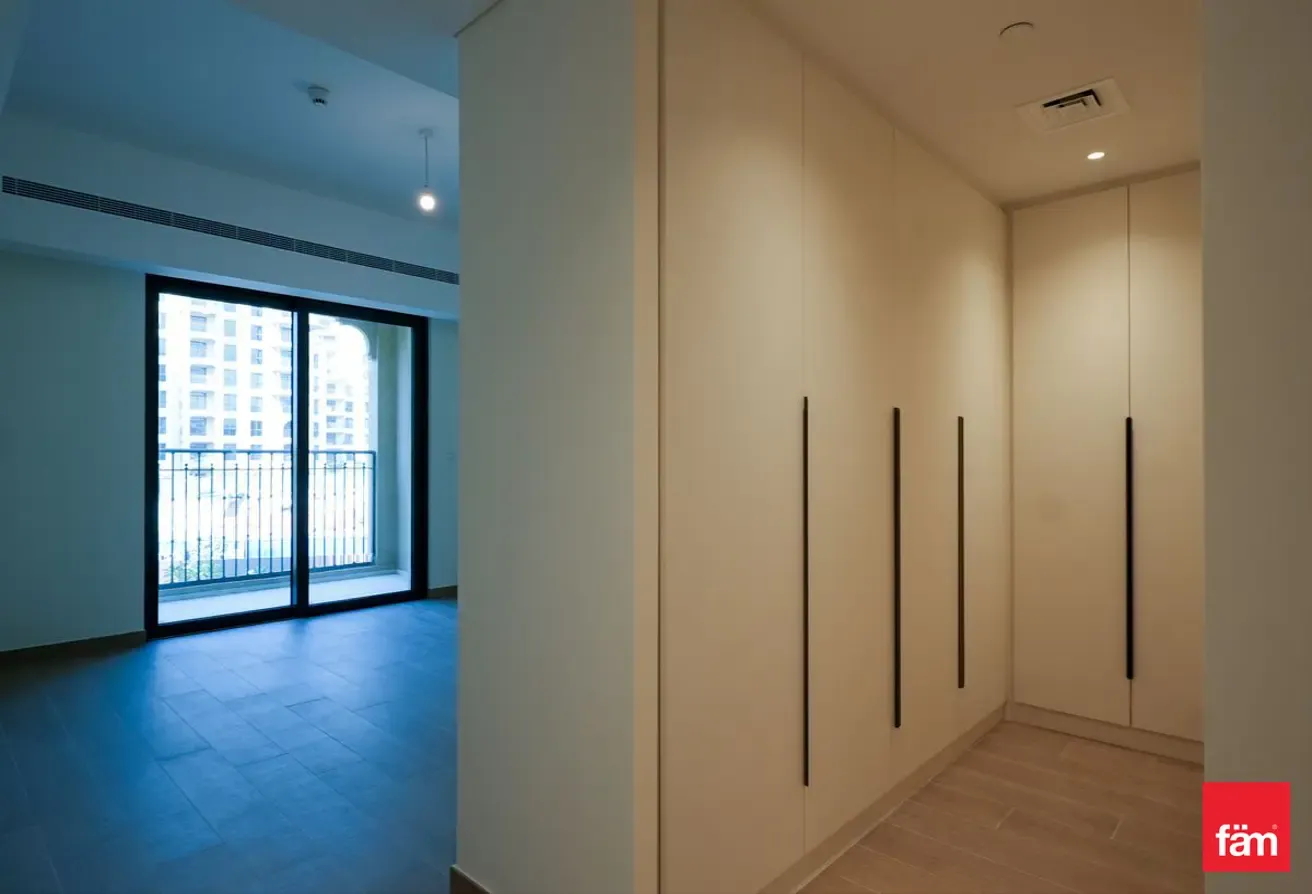 PARK VIEW | BRIGHT LAYOUT | Vacant