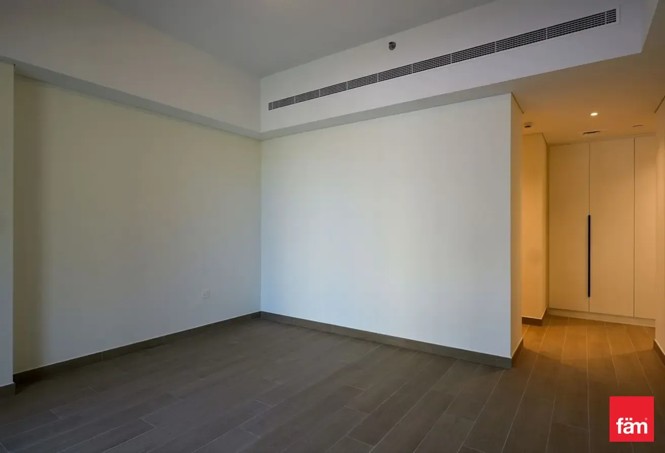 PARK VIEW | BRIGHT LAYOUT | Vacant