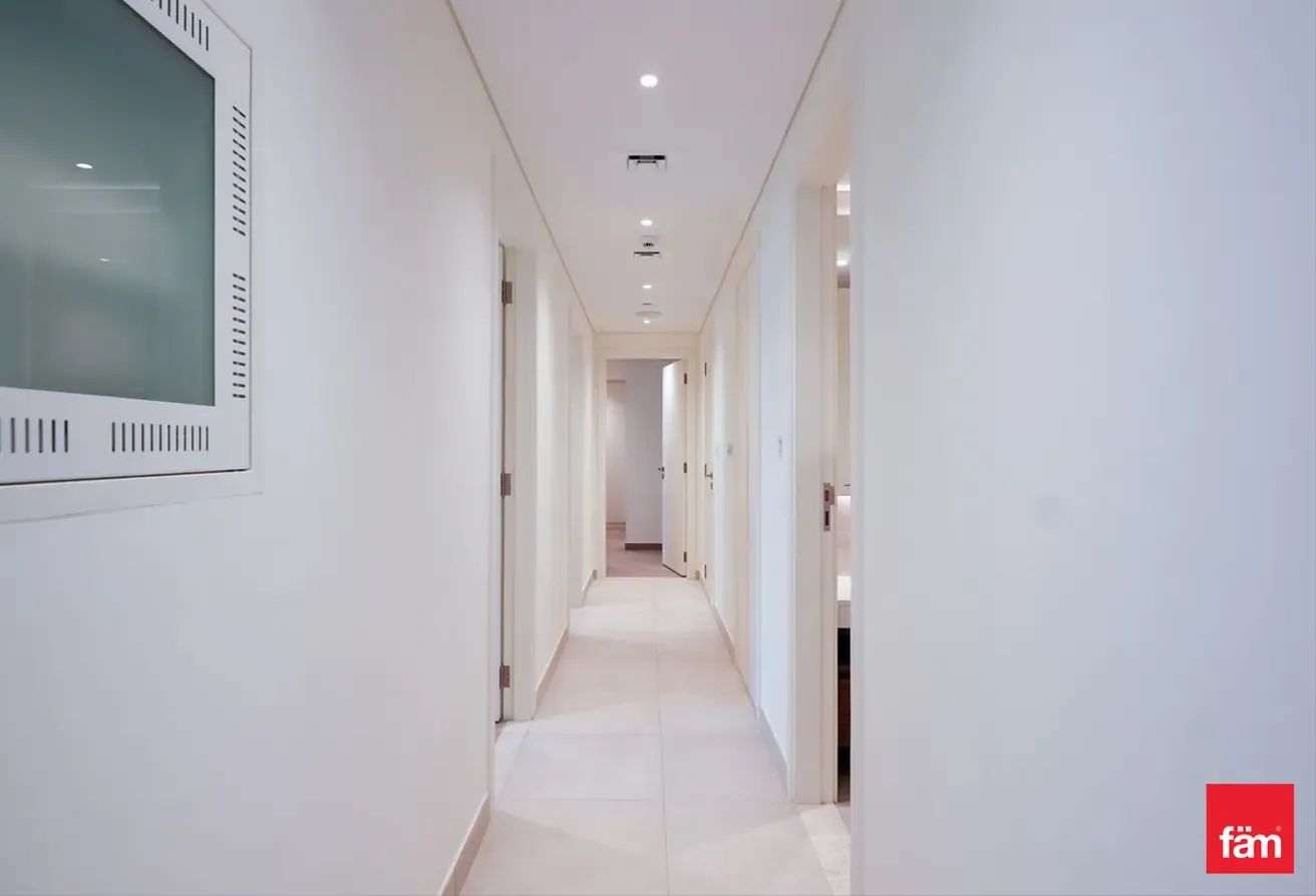 PARK VIEW | BRIGHT LAYOUT | Vacant