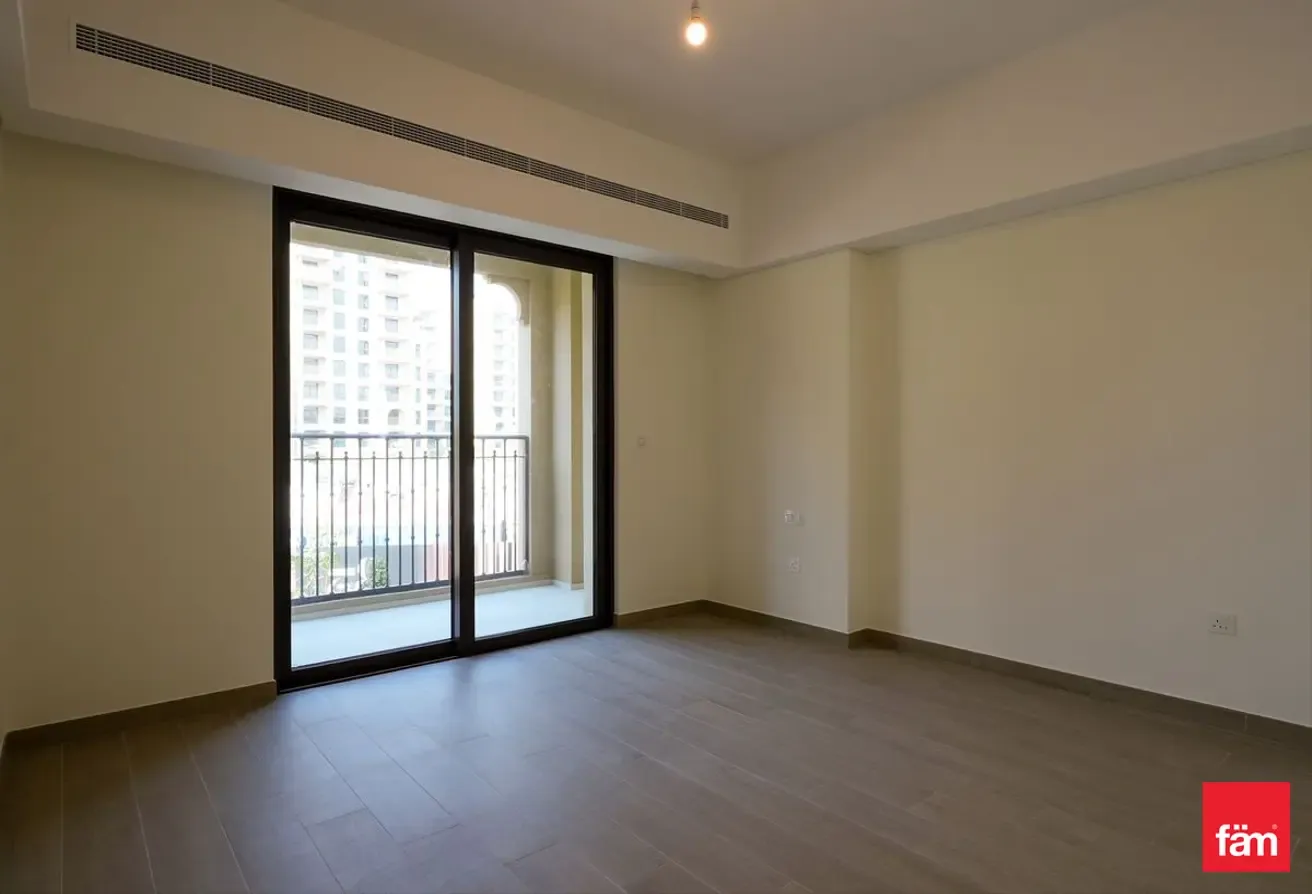 PARK VIEW | BRIGHT LAYOUT | Vacant