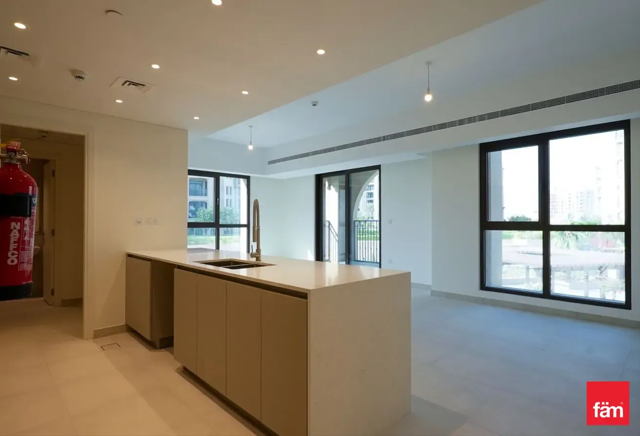 PARK VIEW | BRIGHT LAYOUT | Vacant