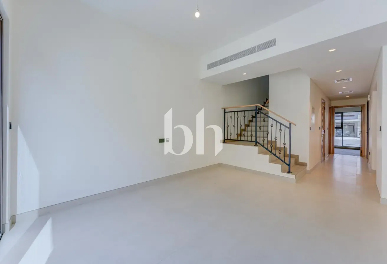 4BR Townhouse | Perfect location | Soft tones
