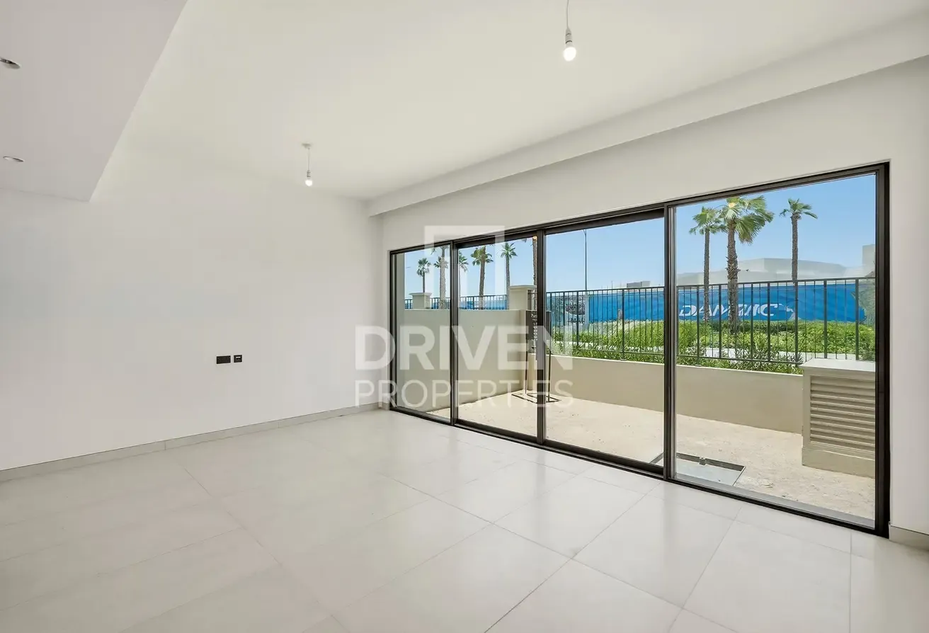 Single Row | Close to Central Hub | Vacant