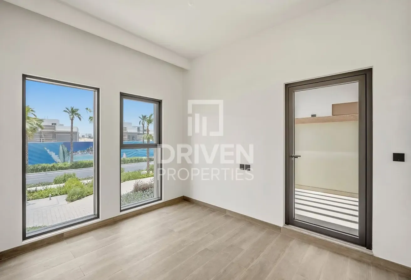 Single Row | Close to Central Hub | Vacant