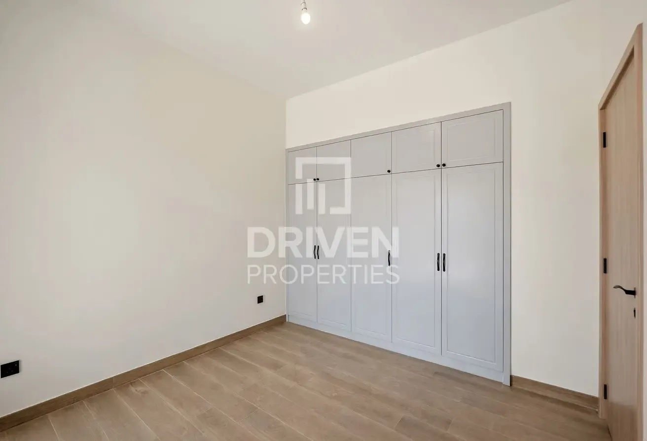 Single Row | Close to Central Hub | Vacant
