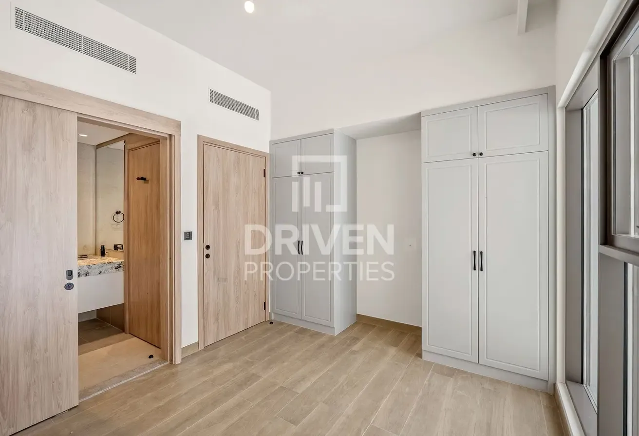 Single Row | Close to Central Hub | Vacant