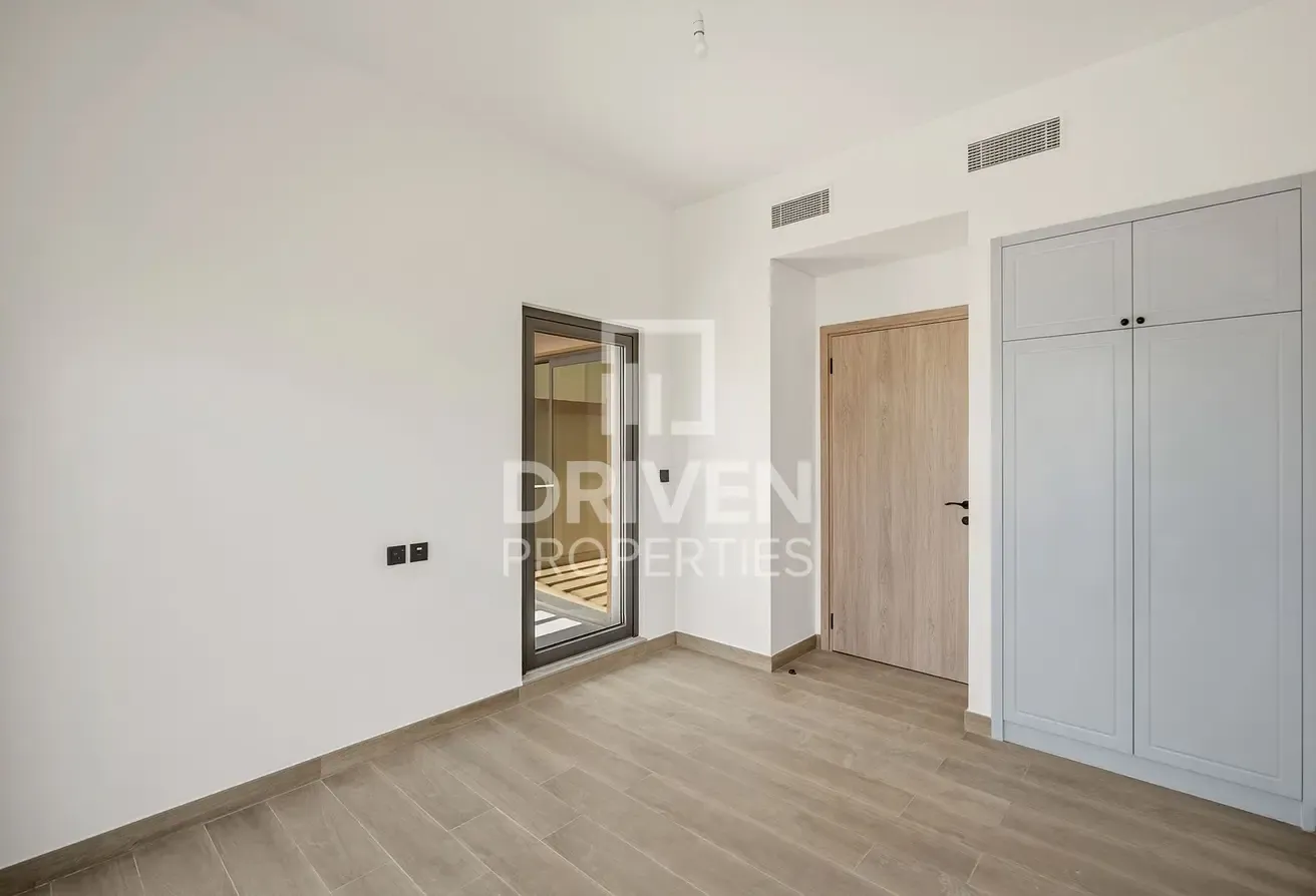 Single Row | Close to Central Hub | Vacant