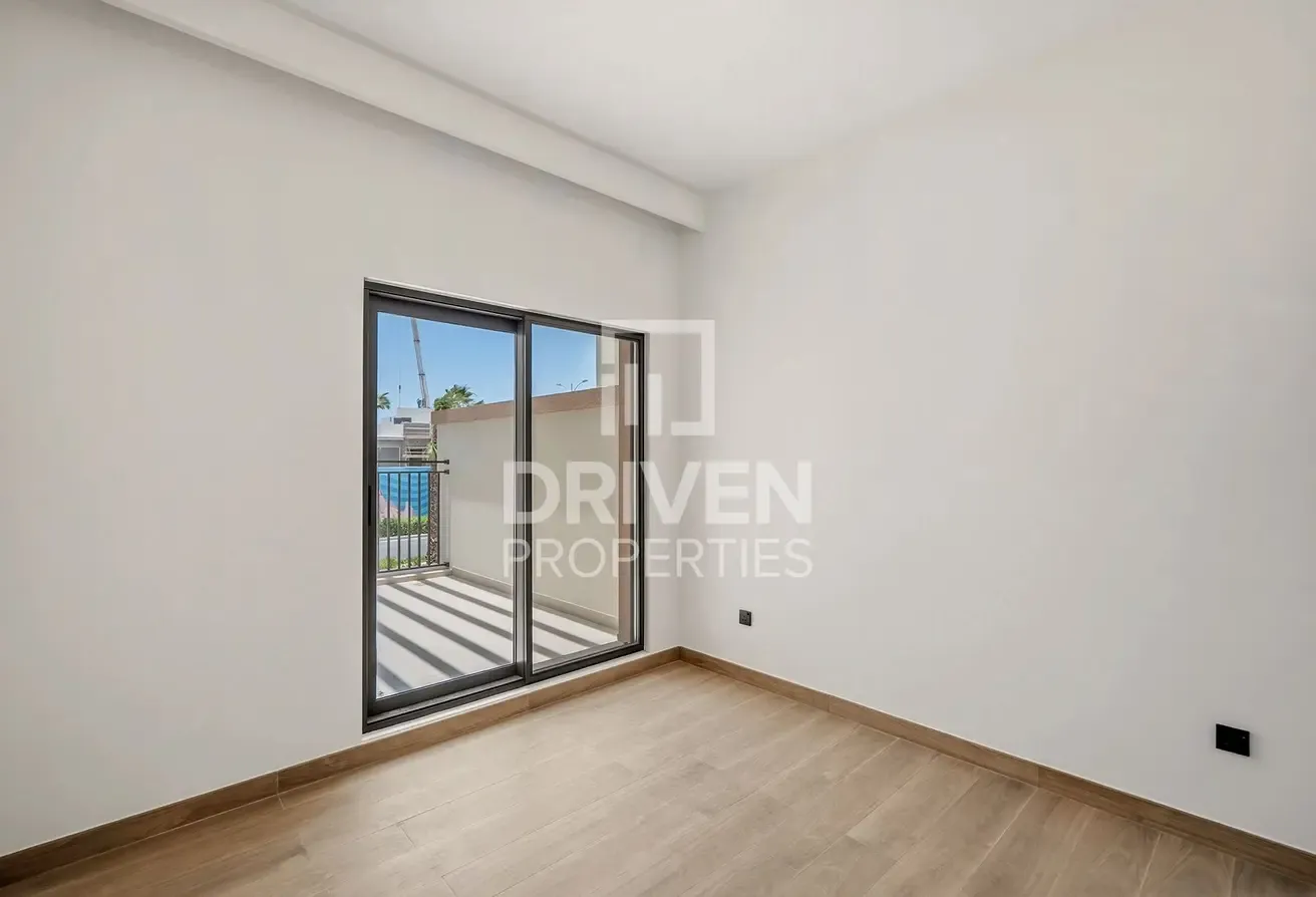 Single Row | Close to Central Hub | Vacant