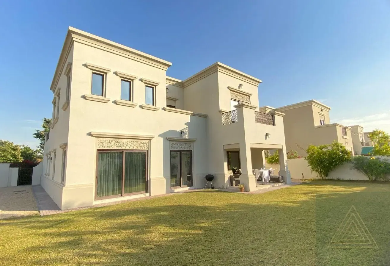 4BR Corner Villa | Large Plot | Well Maintained