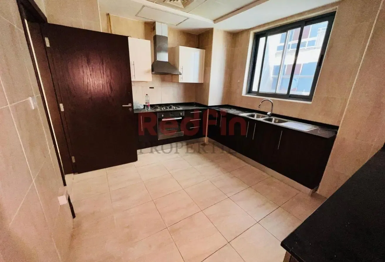 ///Large 2Bedroom/ Closed Kitchen/ Near To Metro//