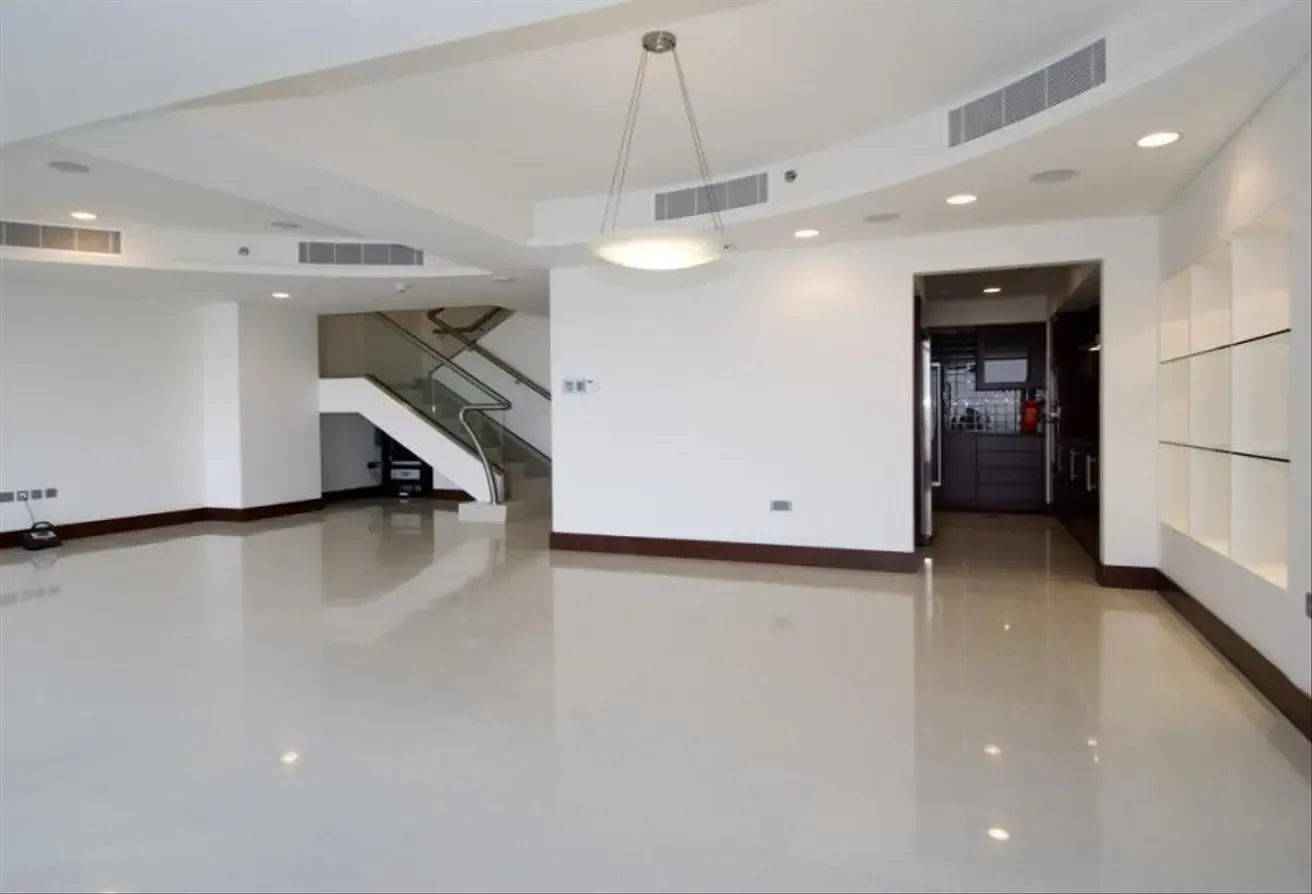 Spacious Duplex 2BR | Unfurnished | Frame View