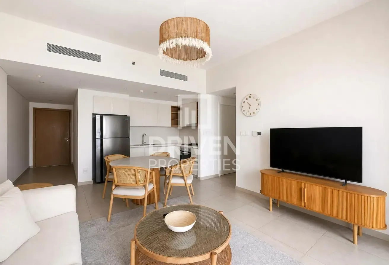 Fully Furnished I Mid Floor I Prime Location