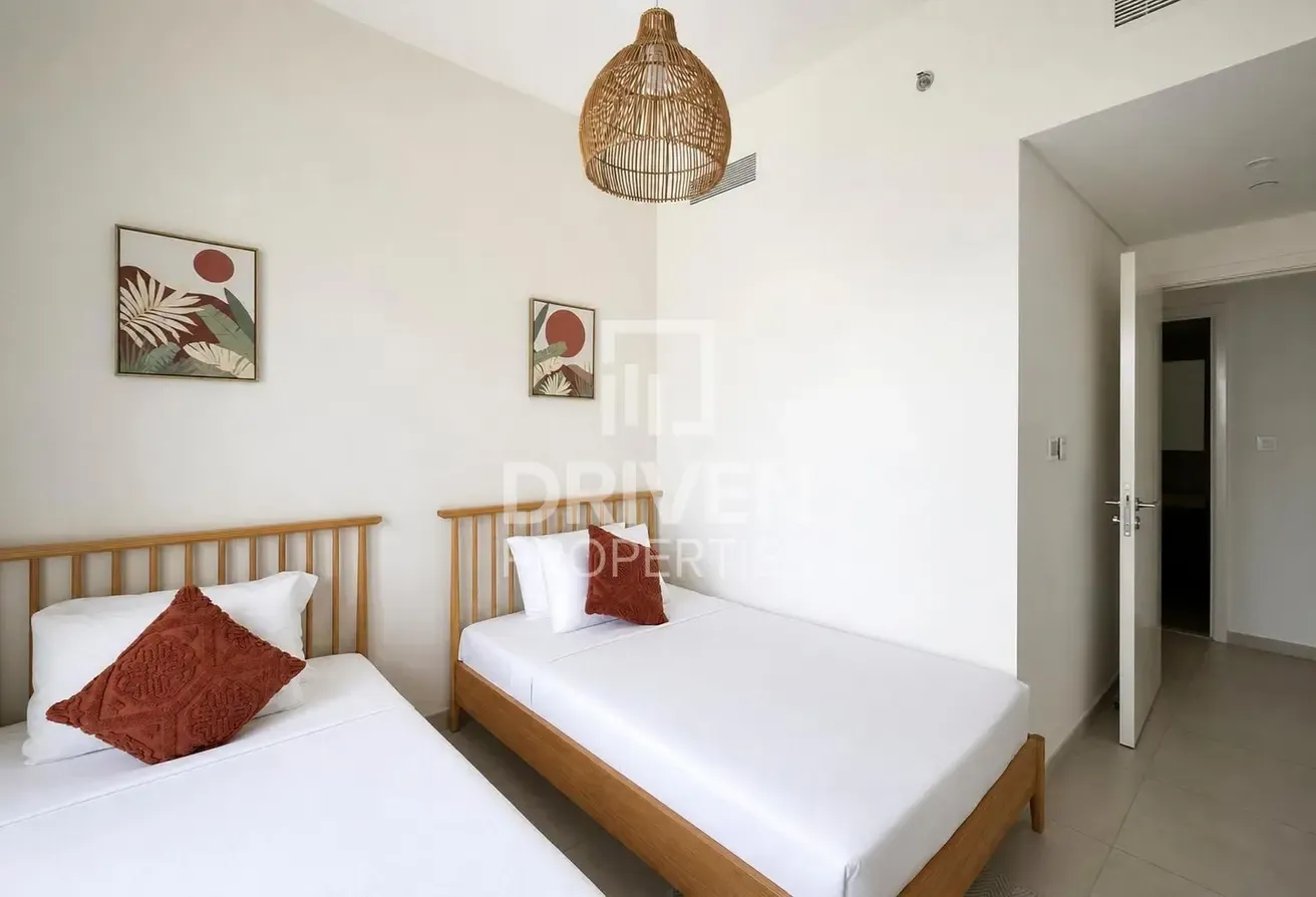 Fully Furnished I Mid Floor I Prime Location