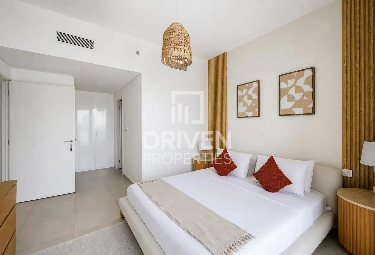 Fully Furnished I Mid Floor I Prime Location