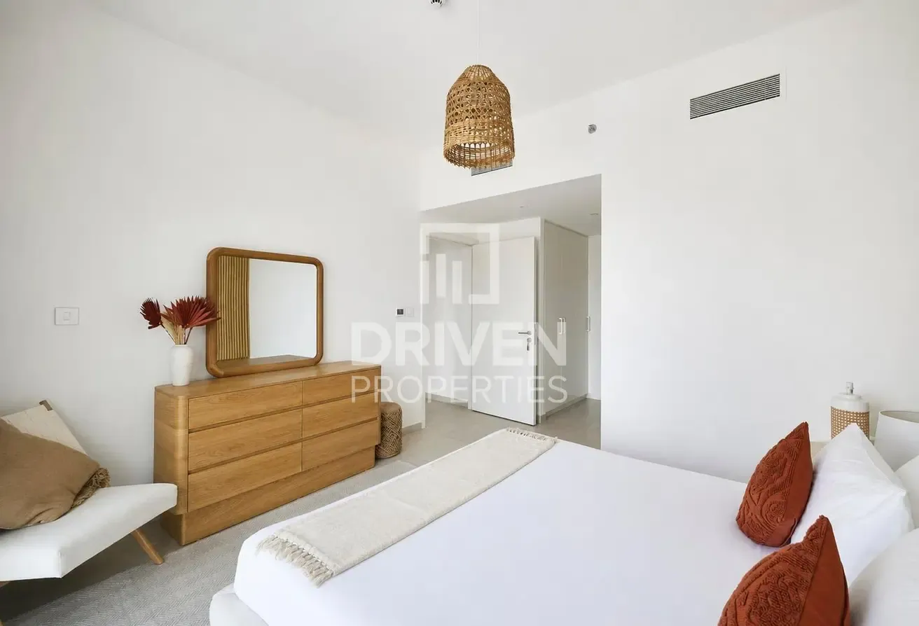 Fully Furnished I Mid Floor I Prime Location