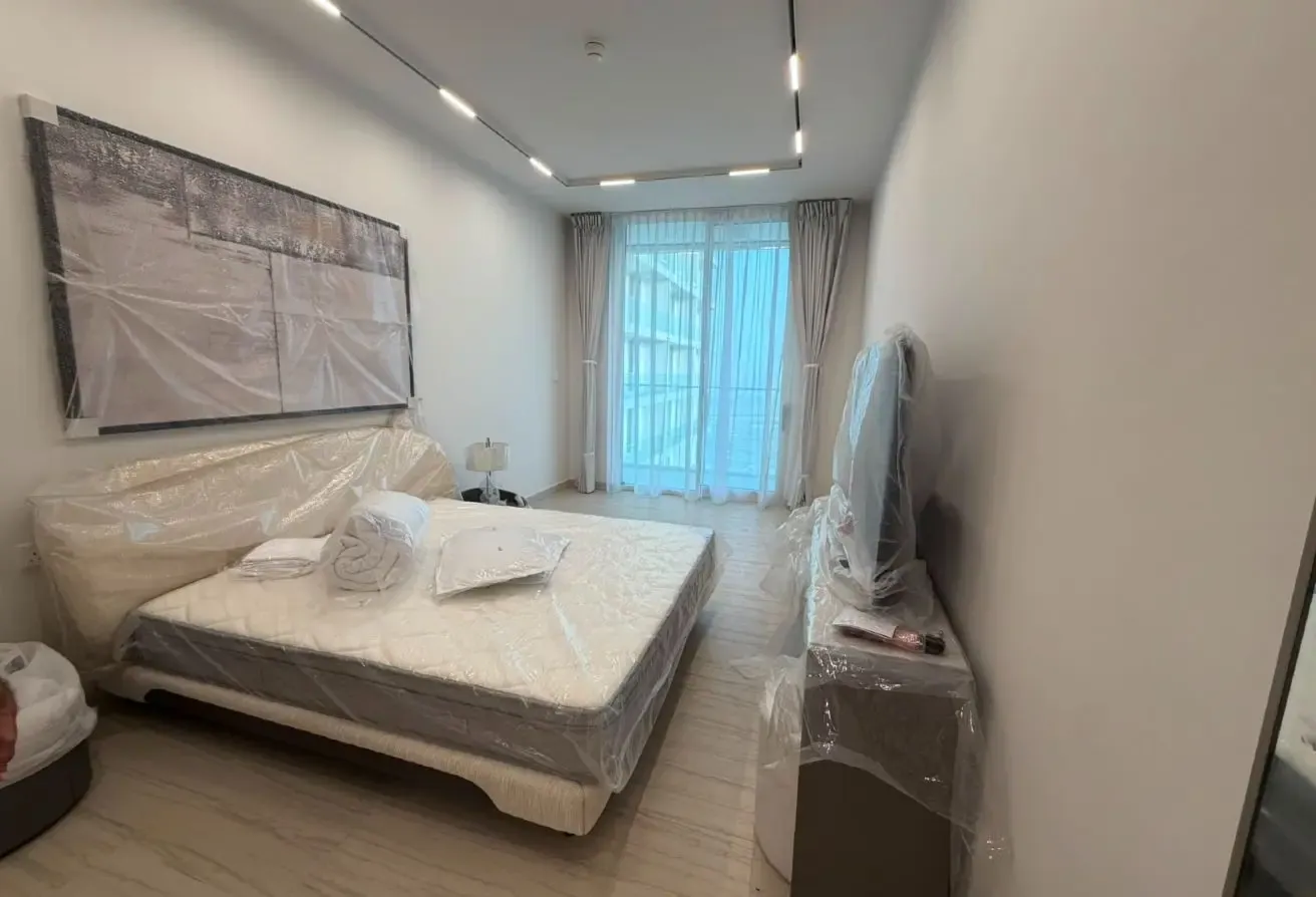 Furnished 2 BR Apartment with Landmark Views