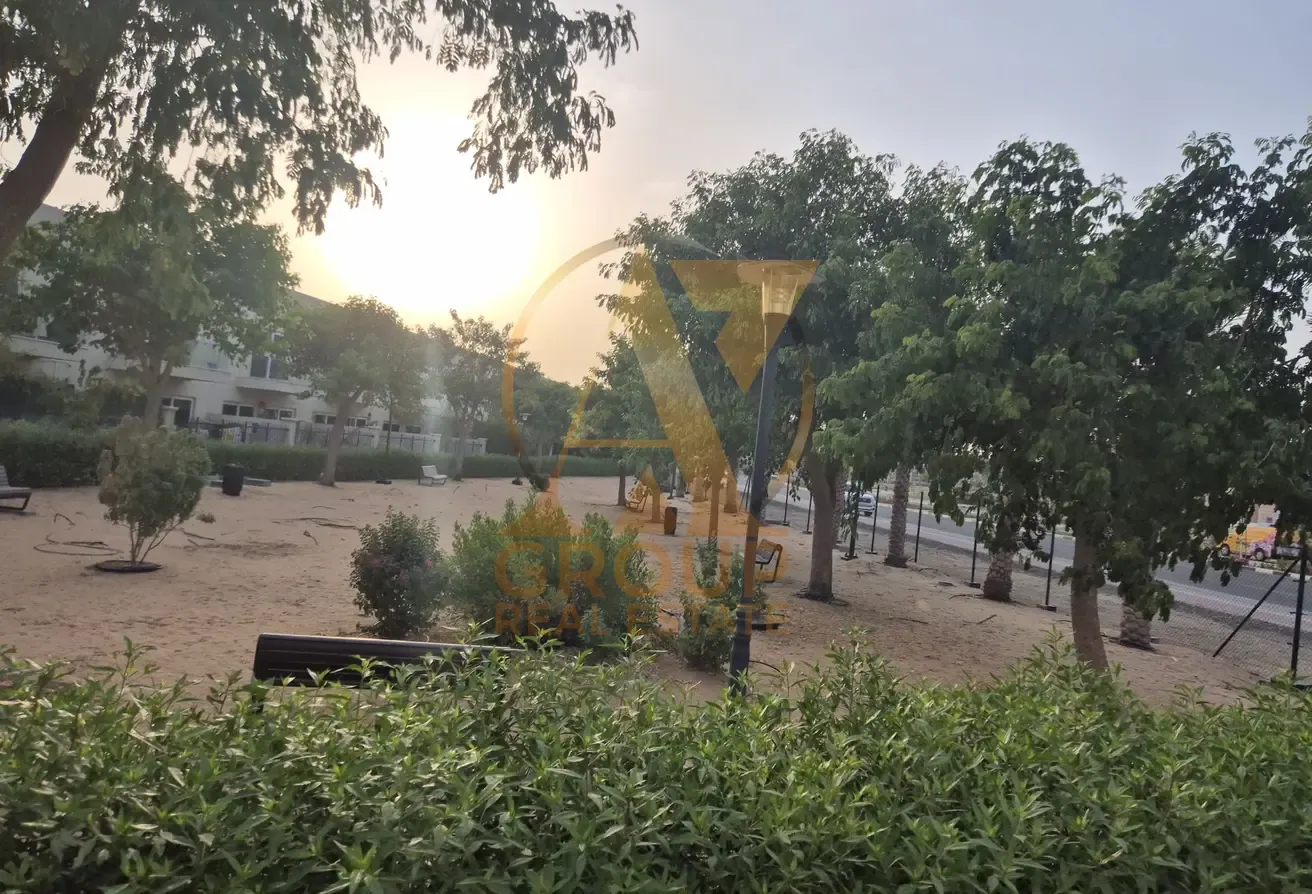 3bed room +maids room for rent in warsan villa single row