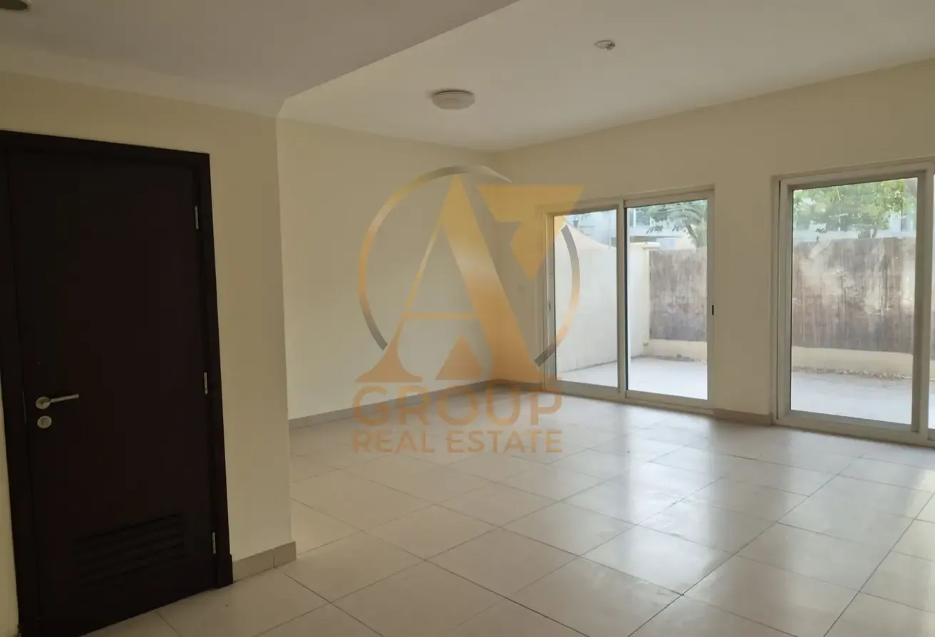 3bed room +maids room for rent in warsan villa single row