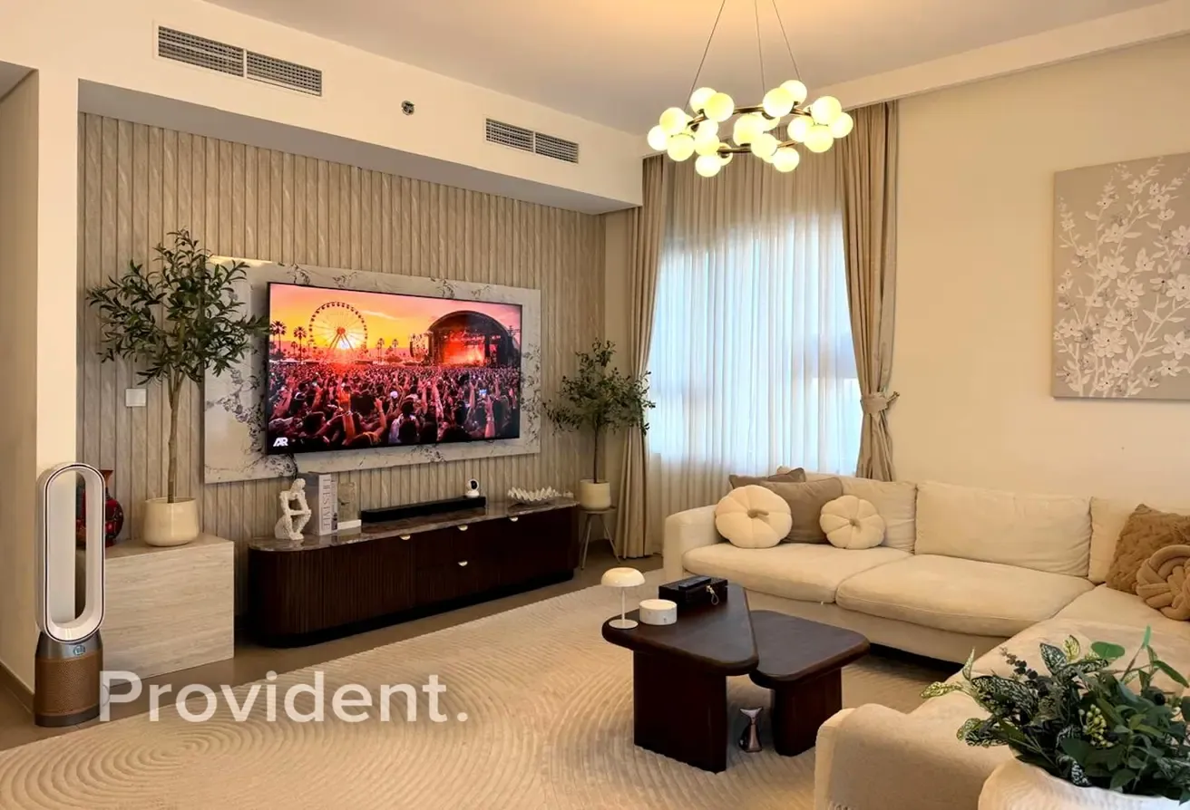 Fully Furnished | Upgraded | Closed Kitchen