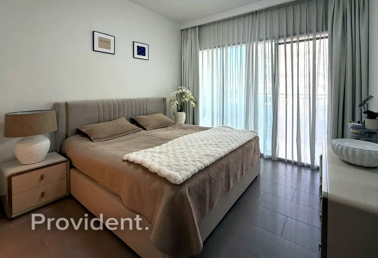 Fully Furnished |  Upgraded | Closed Kitchen