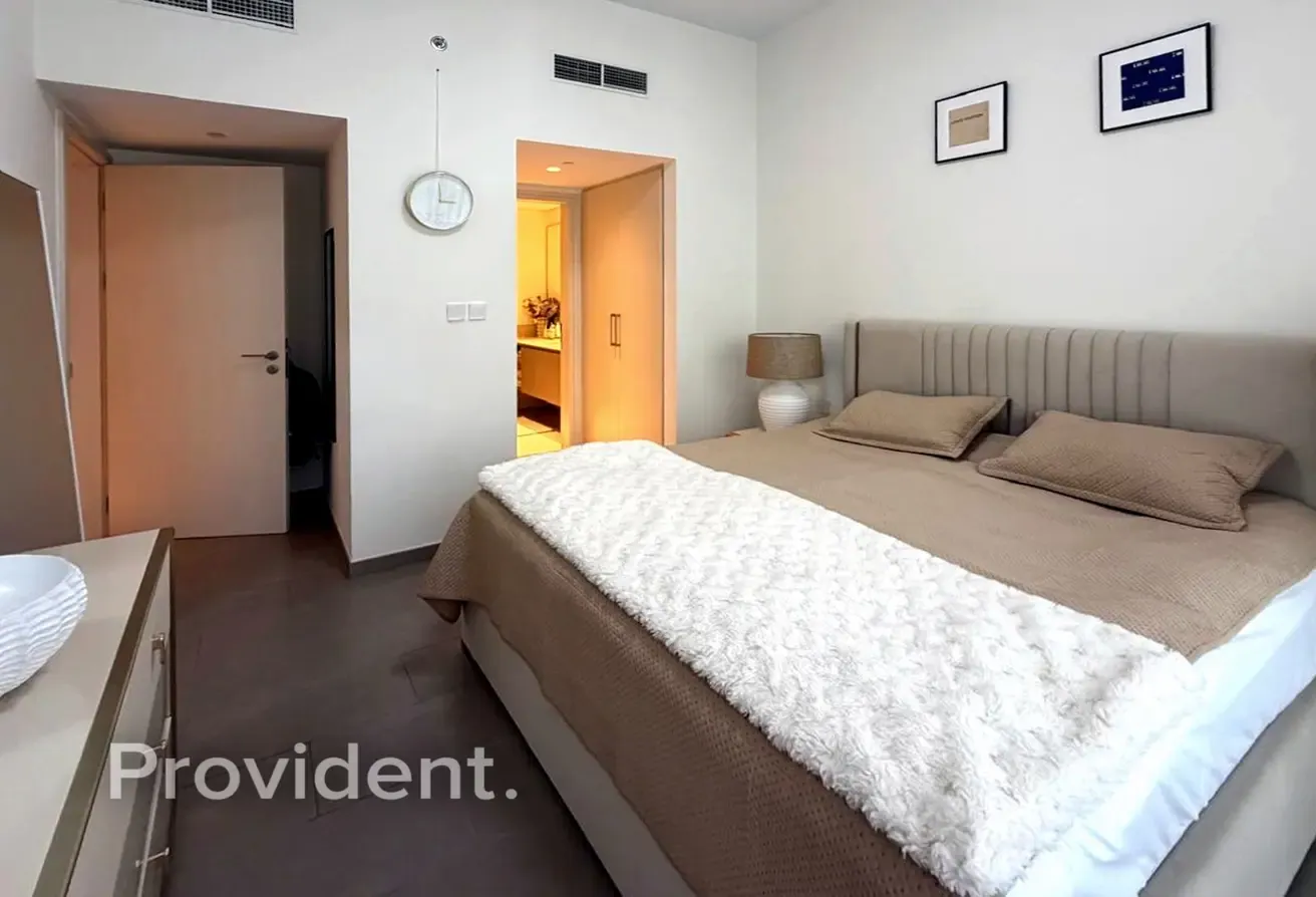 Fully Furnished |  Upgraded | Closed Kitchen