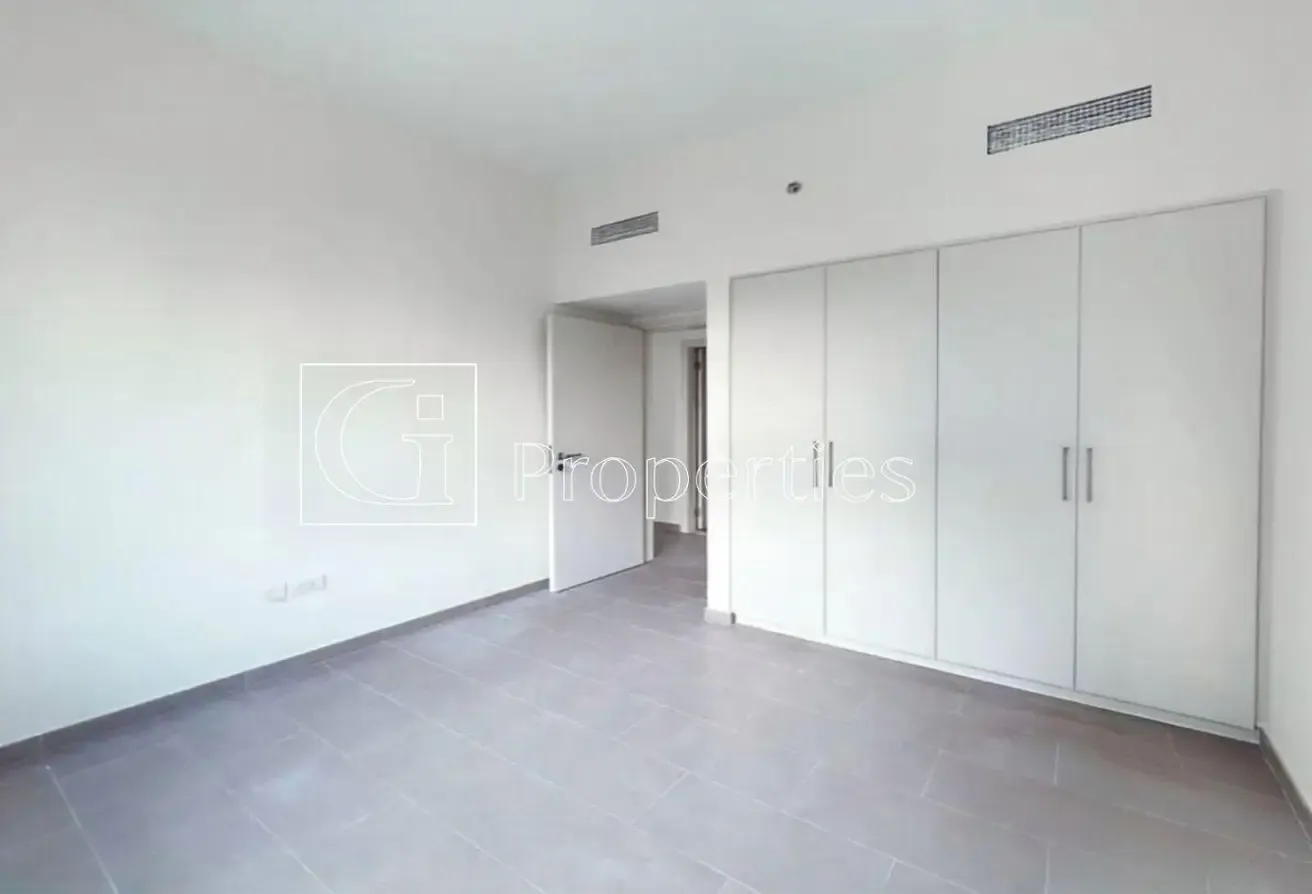 CORNER UNIT | SPACIOUS | VACANT