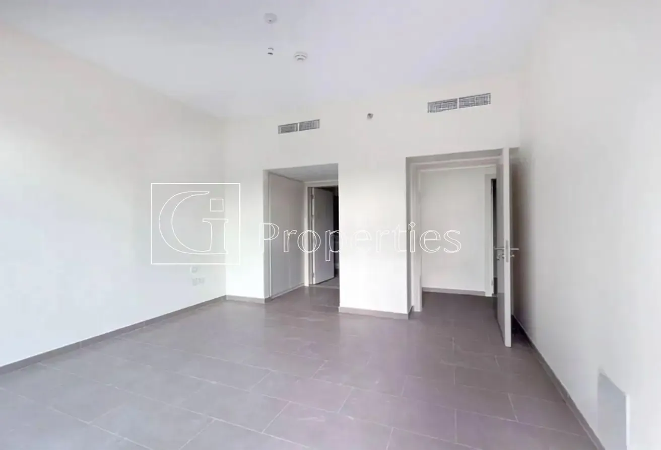 CORNER UNIT | SPACIOUS | VACANT