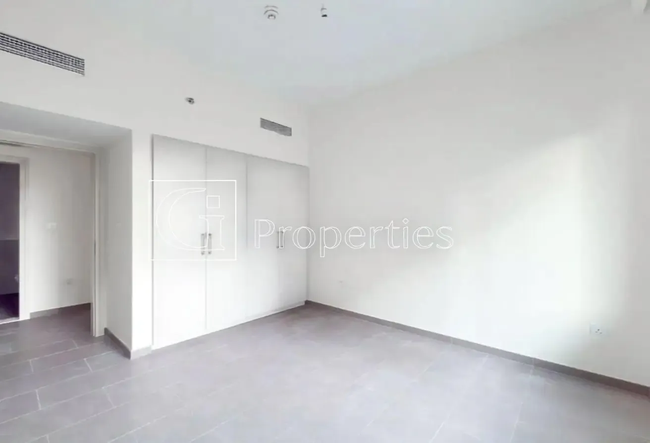 CORNER UNIT | SPACIOUS | VACANT