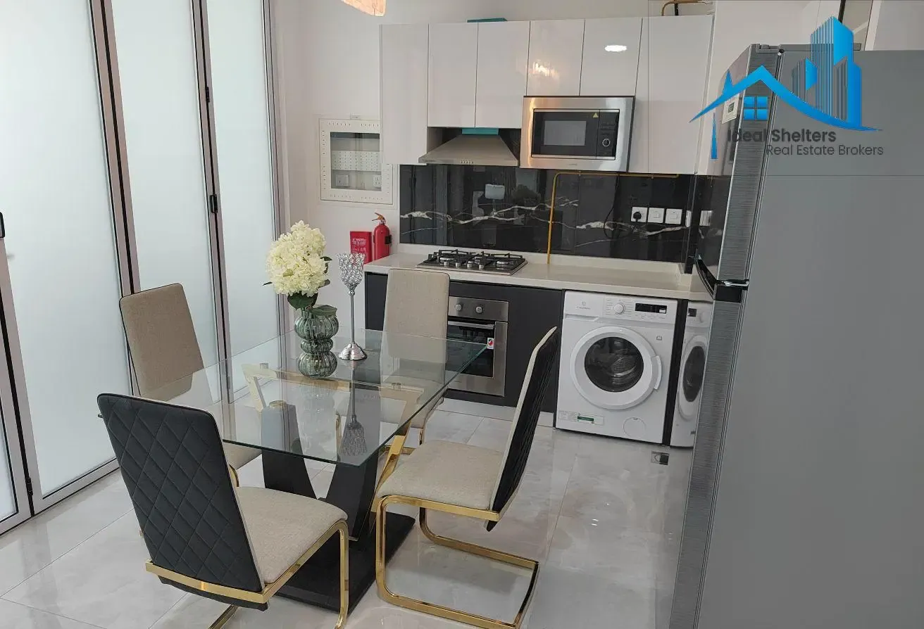 Pool View Fully Furnished 1BR Near Metro