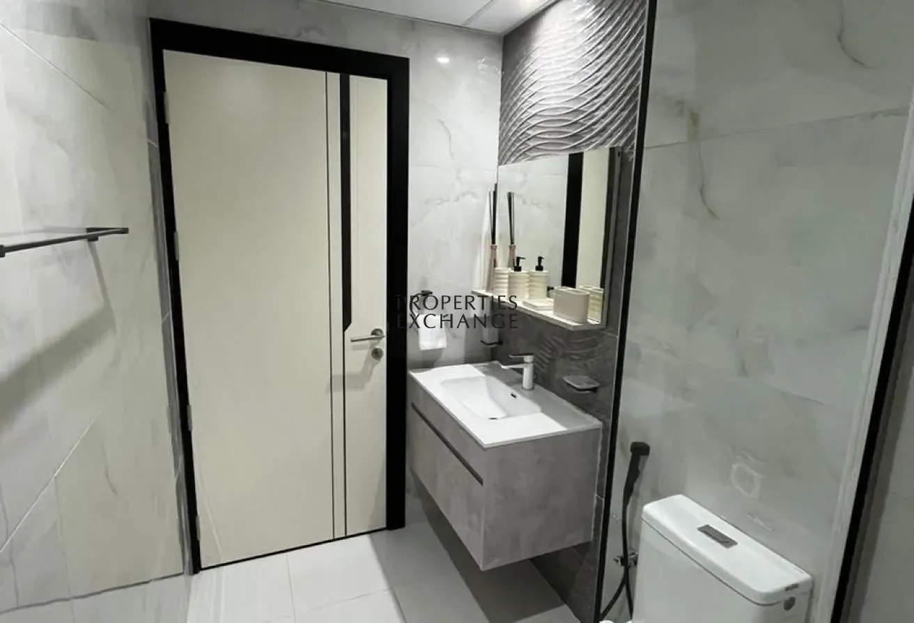 HIGH FLOOR | POOL VIEWS | NEAR METRO