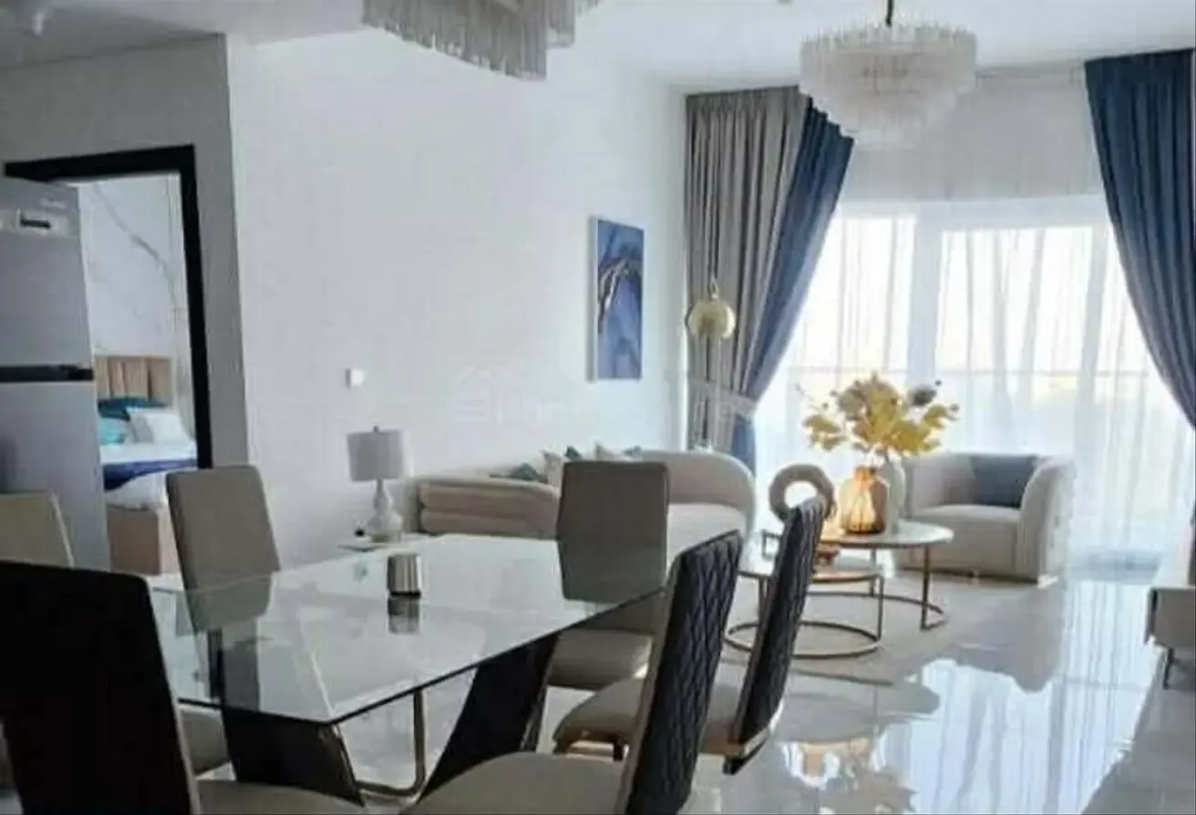 Luxurious furnished 2BR | Study | Close to metro