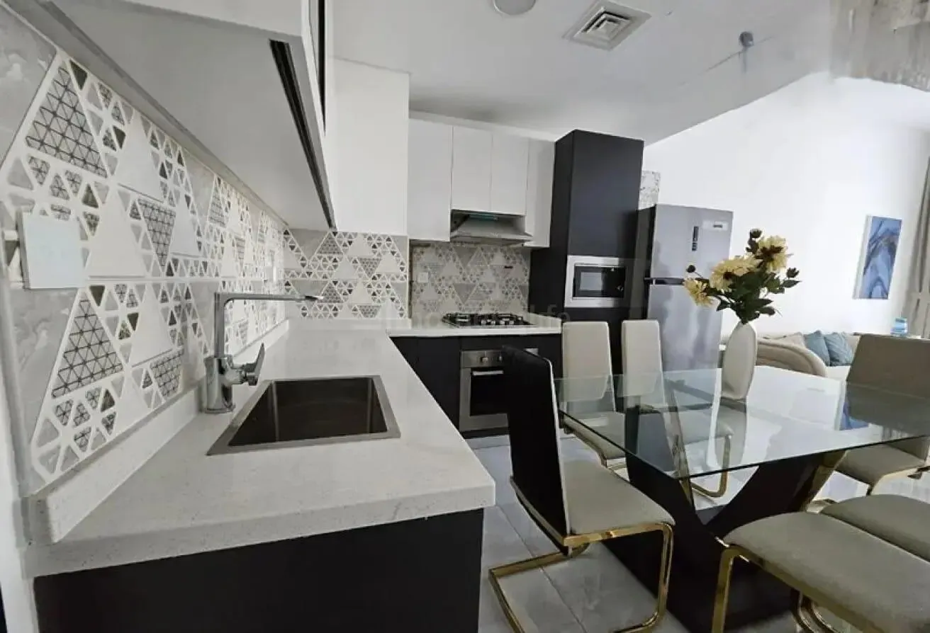 Luxurious furnished 2BR | Study | Close to metro