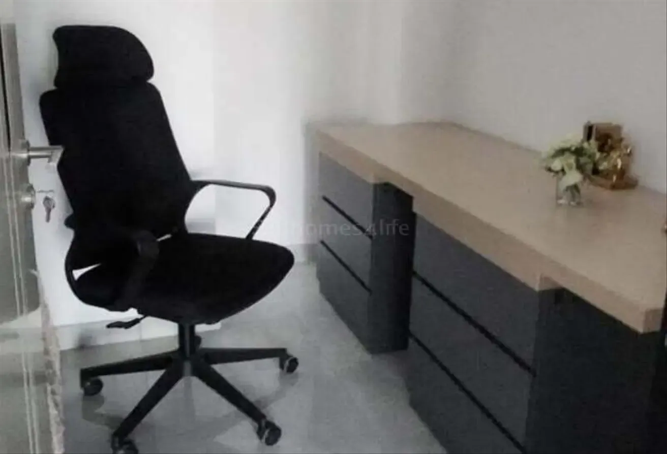 Luxurious furnished 2BR | Study | Close to metro