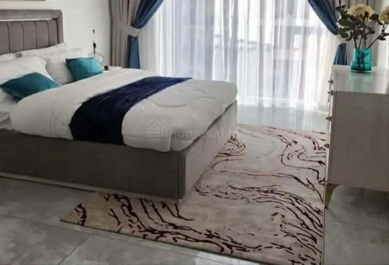 Luxurious furnished 2BR | Study | Close to metro