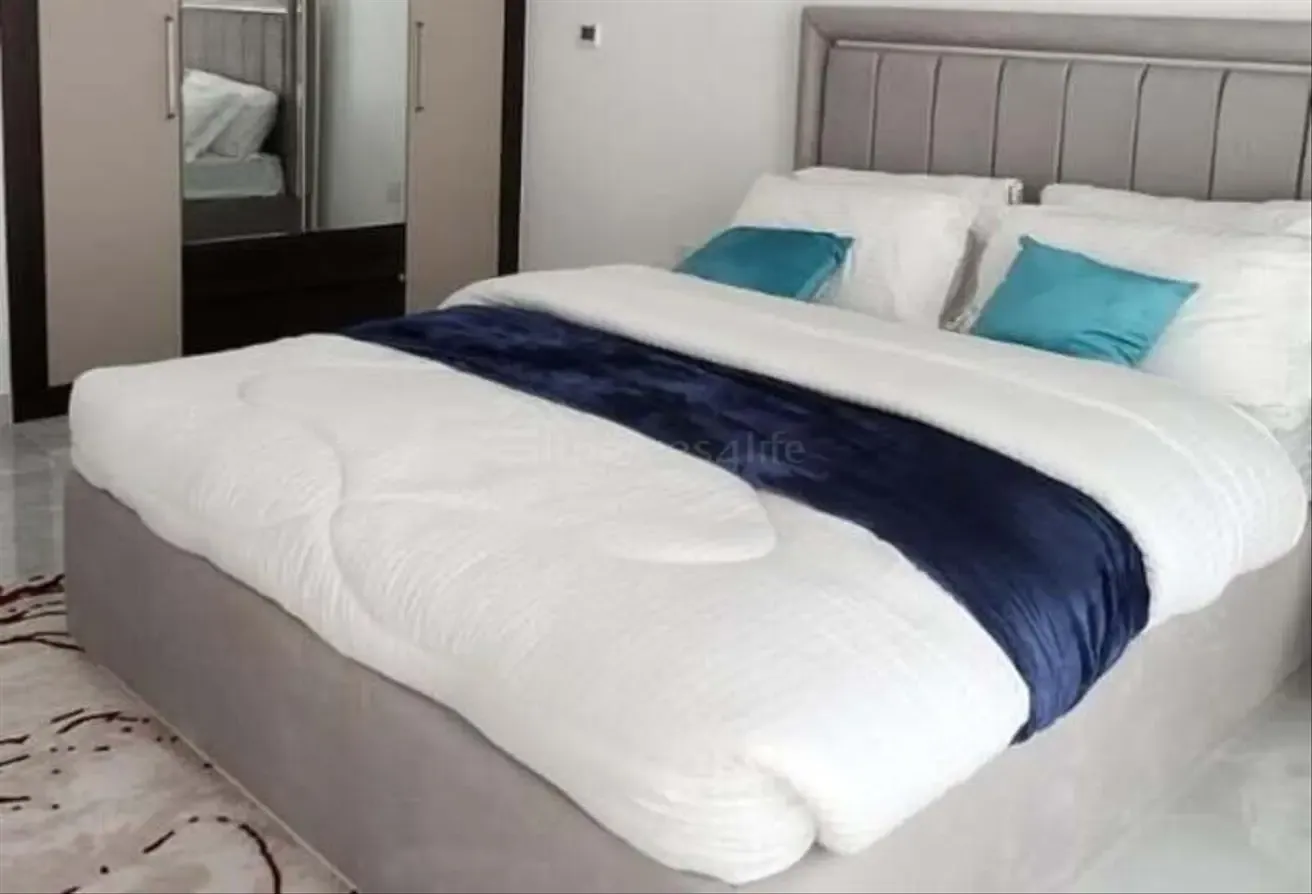 Luxurious furnished 2BR | Study | Close to metro
