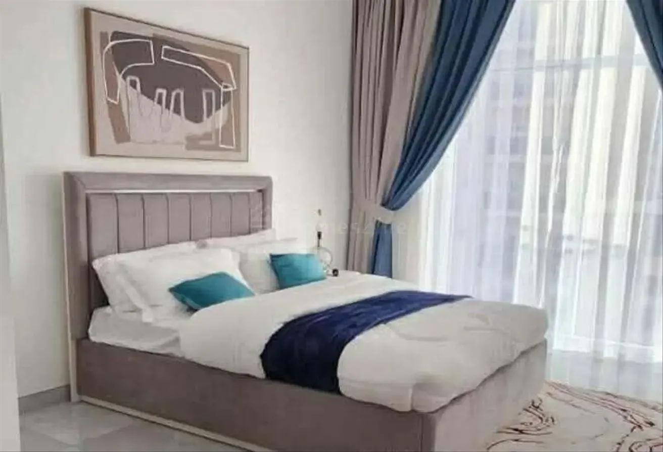 Luxurious furnished 2BR | Study | Close to metro
