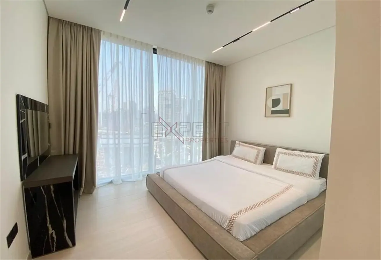 Furnished Apartment | Canal Views | Open Layout