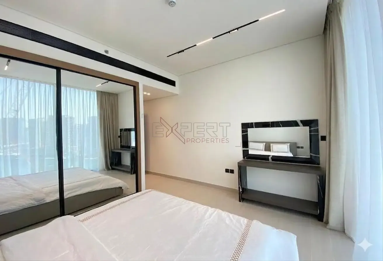 Furnished Apartment | Canal Views | Open Layout