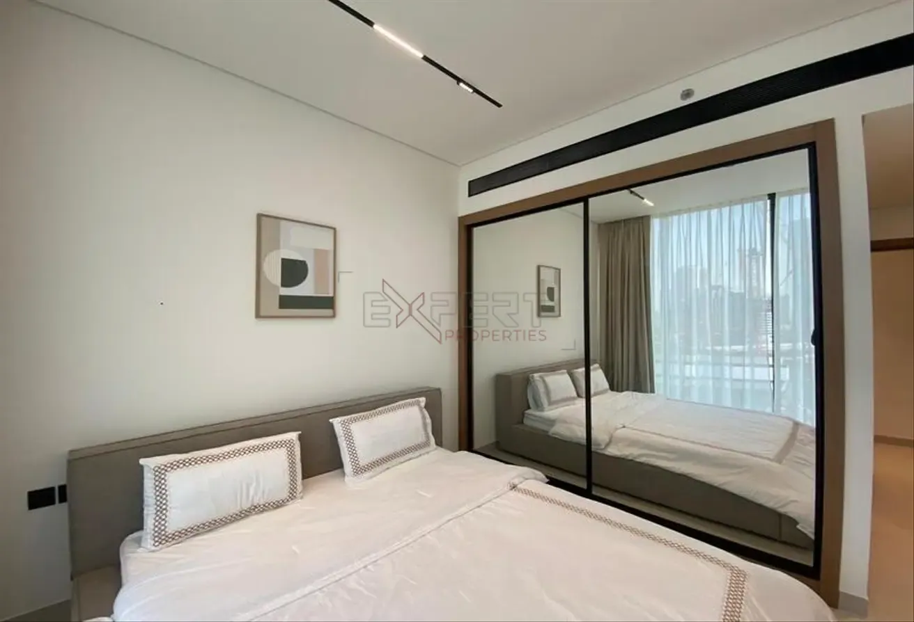 Furnished Apartment | Canal Views | Open Layout