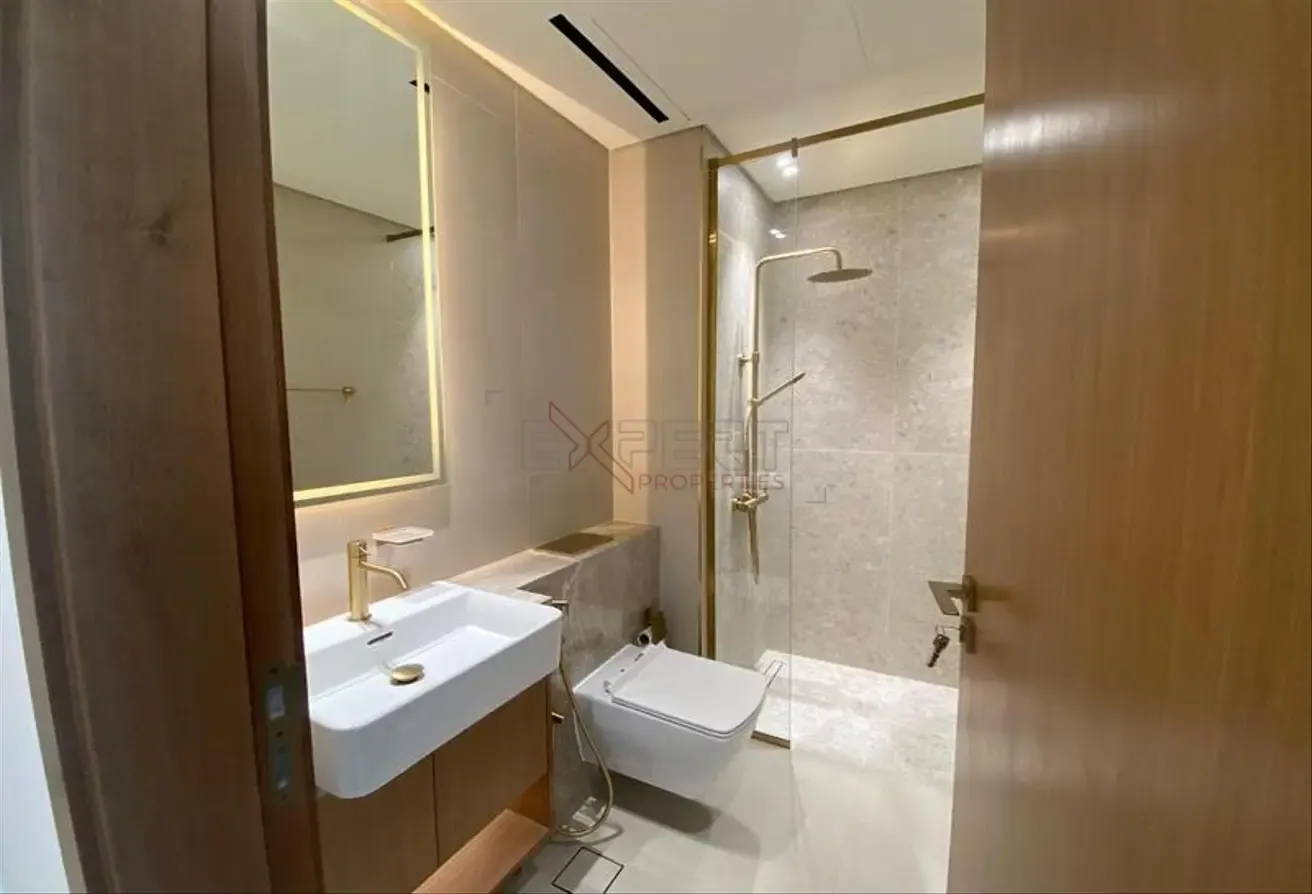 Furnished Apartment | Canal Views | Open Layout
