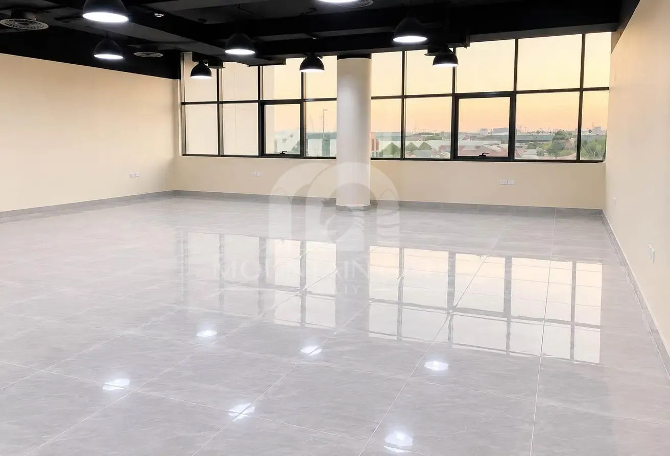 Spacious/fitted office/great location/business hub