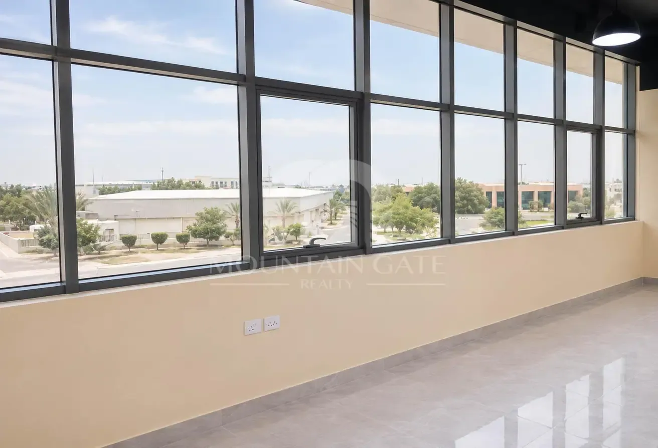 Spacious/fitted office/great location/business hub