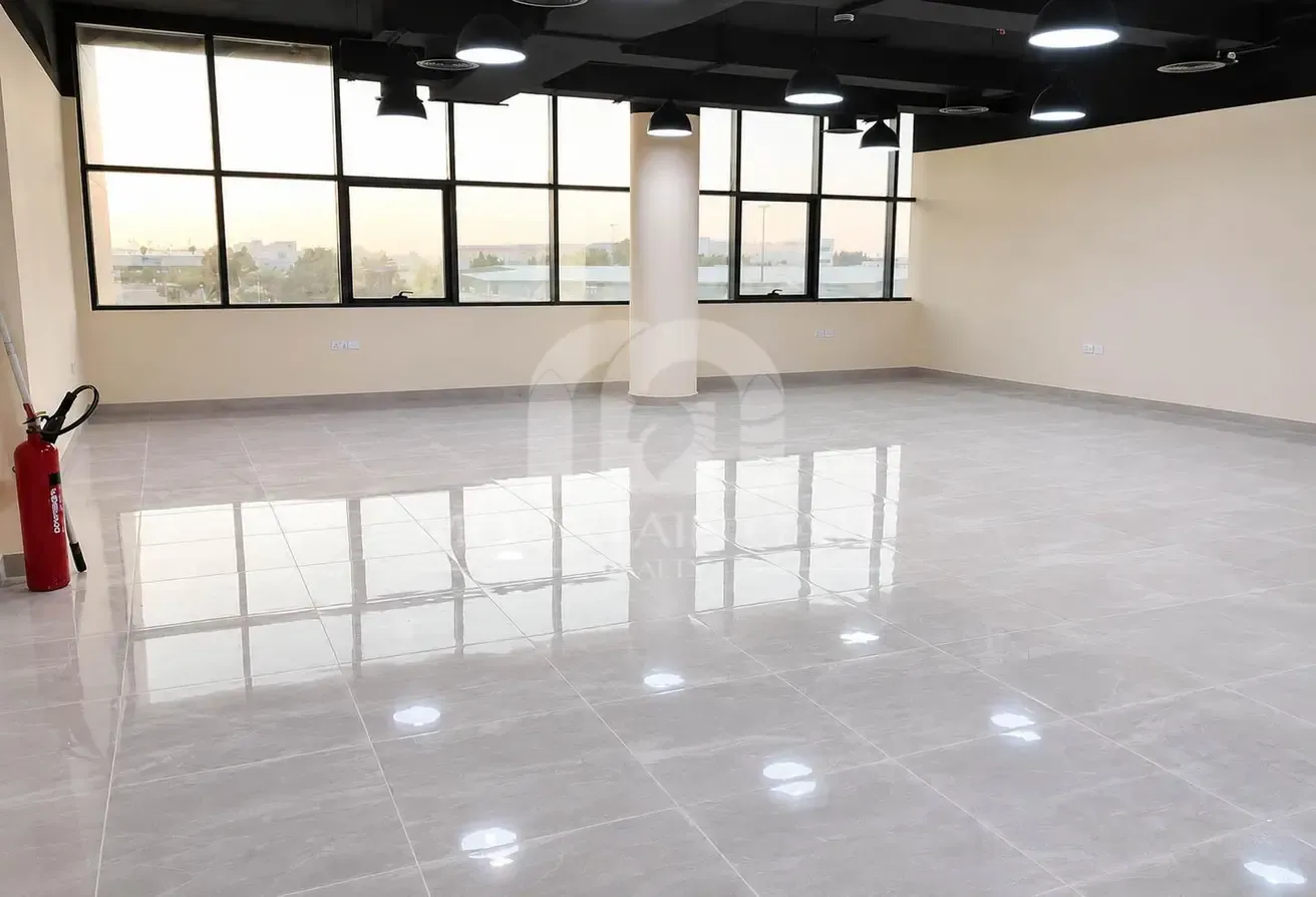 Spacious/fitted office/great location/business hub
