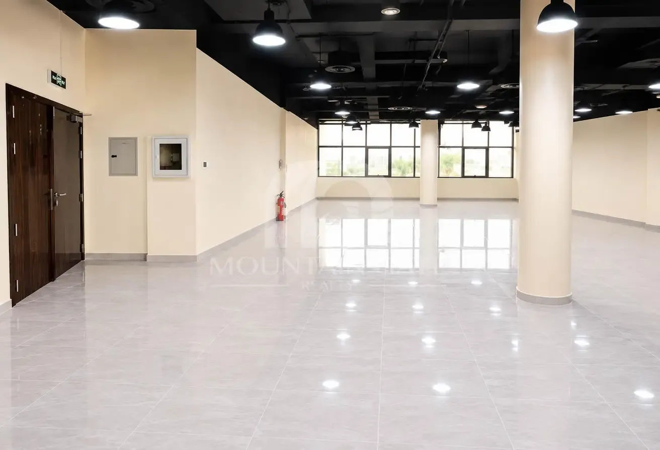 Spacious/fitted office/great location/business hub