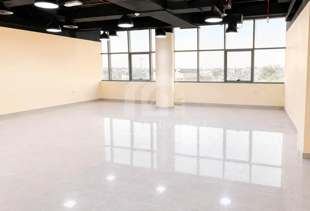 Prime location/fitted/ready to move in