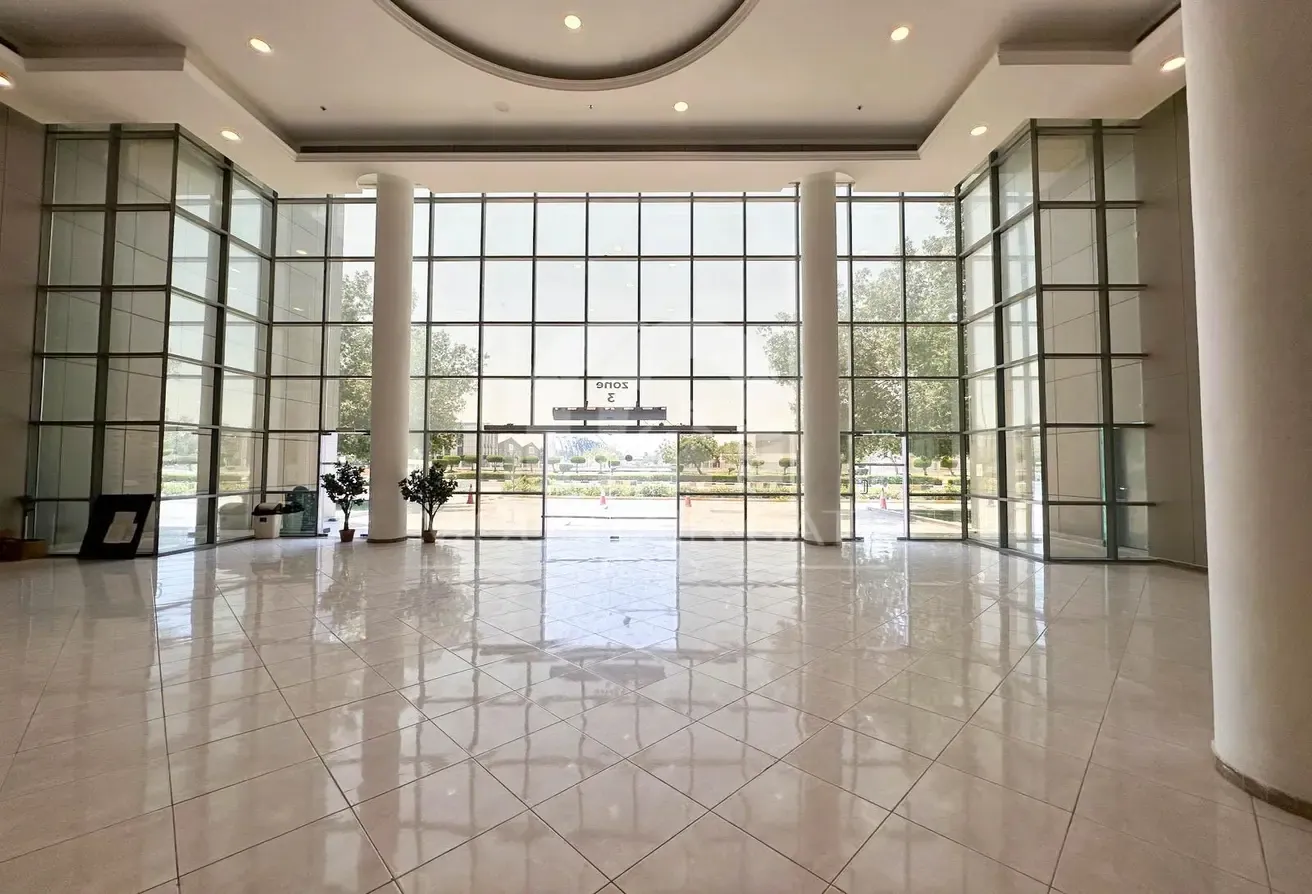 Prime location/fitted/ready to move in