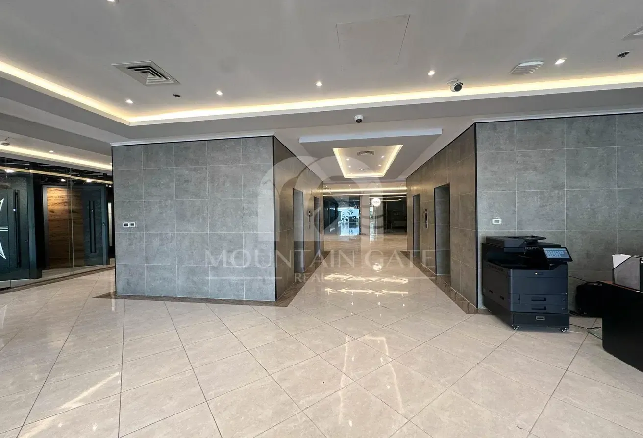 Prime location/fitted/ready to move in